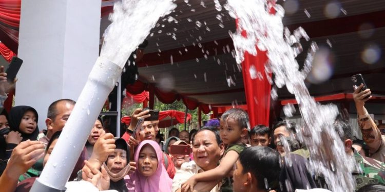 Prabowo Resmikan 16 Titik Bantuan Air Bersih di Jateng 10 Prabowo Resmikan 16 Titik Bantuan Air Bersih di Jateng