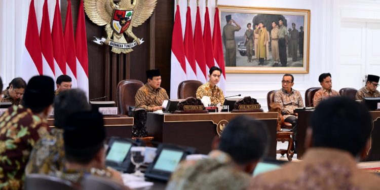 Rapat Kabinet Perdana, Presiden Prabowo Instruksikan Jajarannya Sinergi Program Kerja 10 Rapat Kabinet Perdana, Presiden Prabowo Instruksikan Jajarannya Sinergi Program Kerja