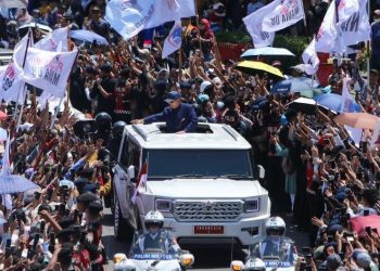 Naik Maung Buatan Pindad, Prabowo Menyapa Rakyat Usai Dilantik