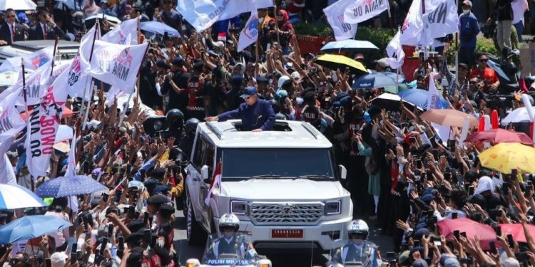 Naik Maung Buatan Pindad, Prabowo Menyapa Rakyat Usai Dilantik