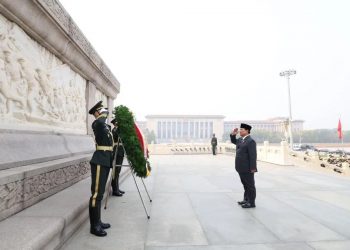 Presiden Prabowo Memberikan Penghormatan di Monumen Pahlawan Rakyat Beijing